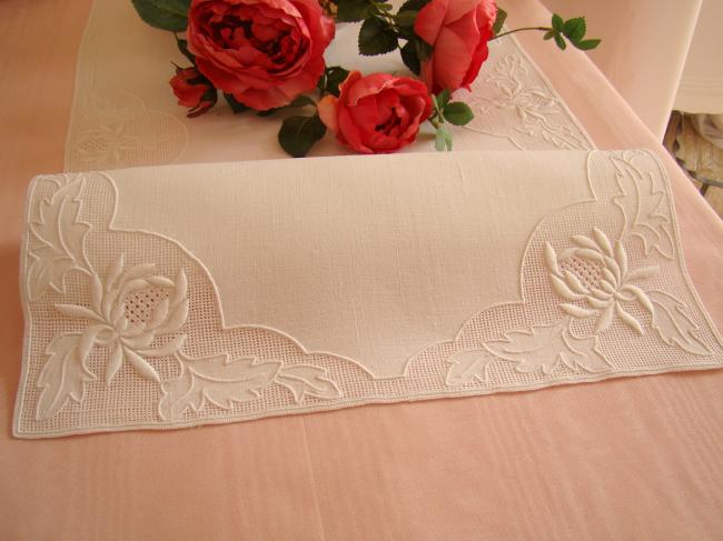 Superbe chemin de table en lin avec pourtour de pivoines ajourées 