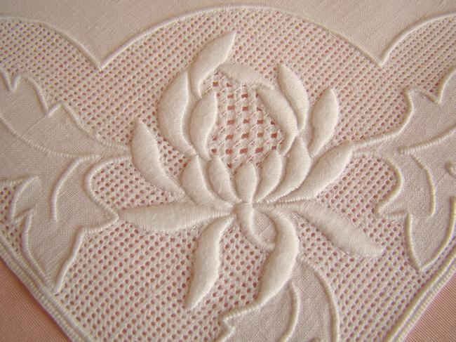 Superbe chemin de table en lin avec pourtour de pivoines ajourées 