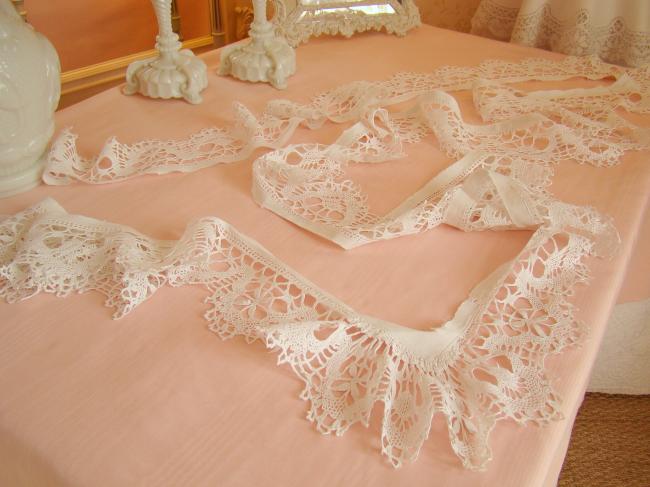 Ancien pourtour de drap en dentelle aux fuseaux 2,43m avec retour 1,20m