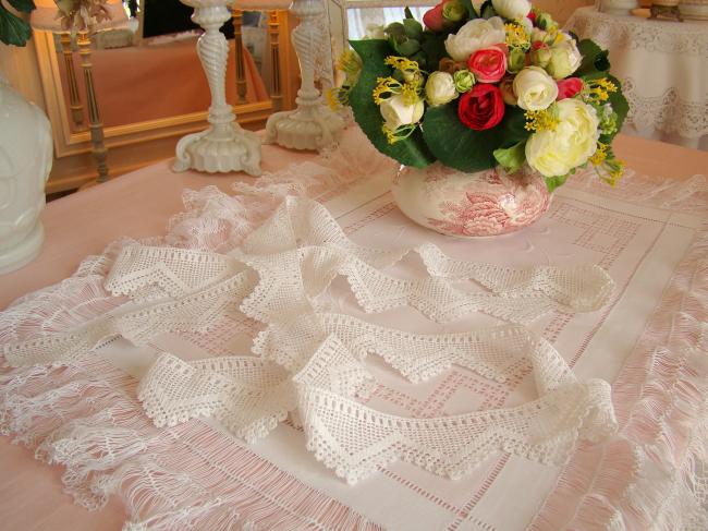 Très belle dentelle festonnée en filet réalisé au crochet avec passants