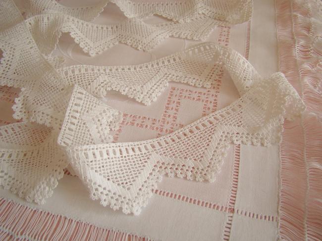 Très belle dentelle festonnée en filet réalisé au crochet avec passants