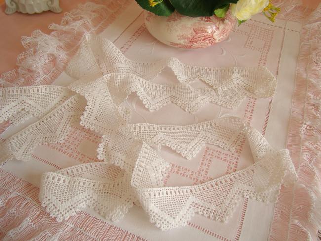Très belle dentelle festonnée en filet réalisé au crochet avec passants
