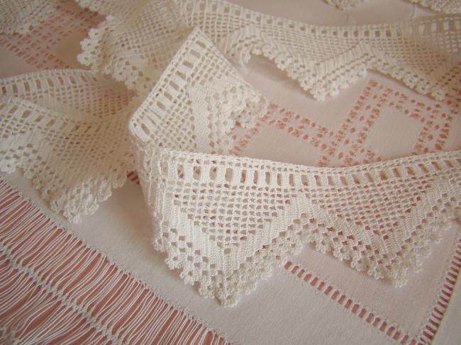 Très belle dentelle festonnée en filet réalisé au crochet avec passants