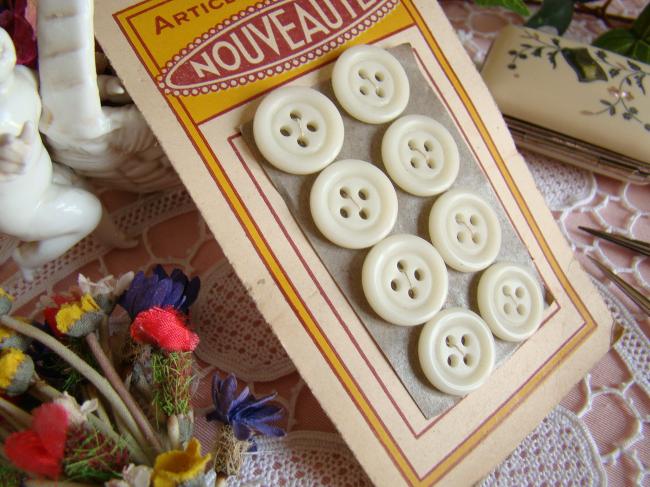 Jolie carte de 8 gros boutons ronds en opaline blanche' Article de Paris'1930