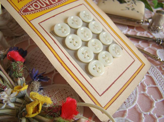 Jolie carte de 12 petits boutons ronds en opaline blanche' Article de Paris'1930