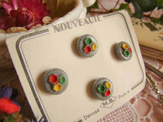  4 charmants boutons sur carte en opaline avec fleurettes peintes à la main 1930