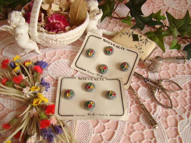  4 charmants boutons sur carte en opaline avec fleurettes peintes à la main 1930