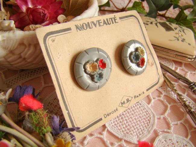 2 gros boutons sur carte en opaline avec fleurettes peintes à la main 1930