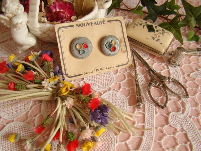 2 gros boutons sur carte en opaline avec fleurettes peintes à la main 1930