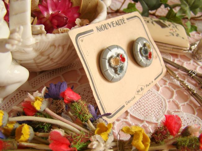 2 gros boutons sur carte en opaline avec fleurettes peintes à la main 1930