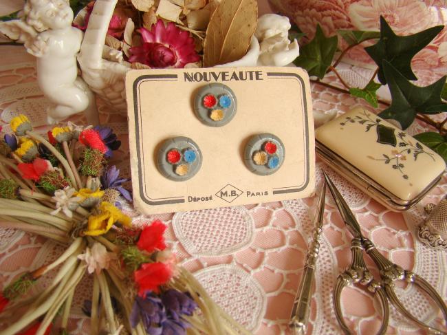 3 gros boutons sur carte en opaline avec fleurettes peintes à la main 1930