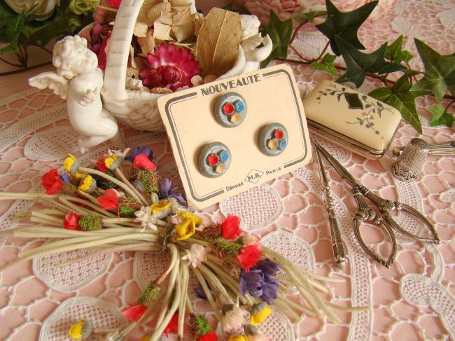 3 gros boutons sur carte en opaline avec fleurettes peintes à la main 1930