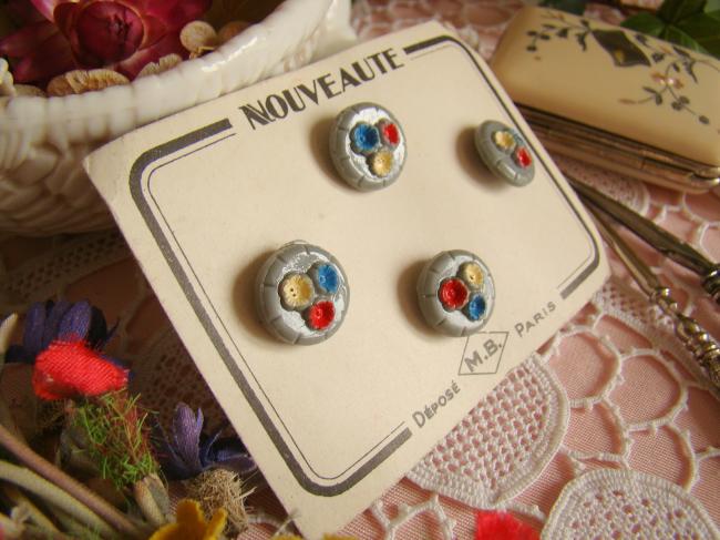 4 charmants boutons sur carte en opaline avec fleurettes peintes à la main 1930
