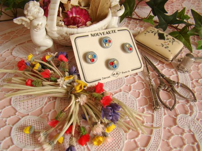 4 charmants boutons sur carte en opaline avec fleurettes peintes à la main 1930