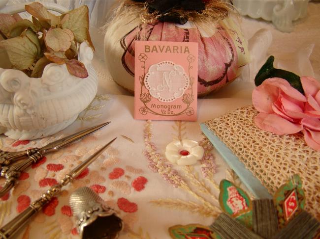 Joli monogramme N dans un cartouche ajouré de fine batiste 1900-20
