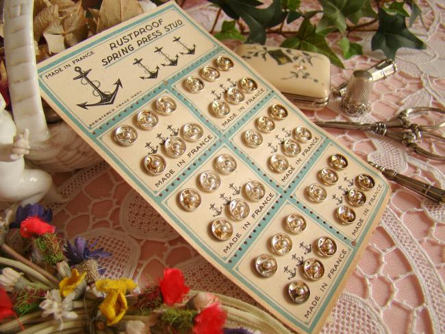 Charmante carte ancienne avec 36 boutons pression(8mm) vers 1930