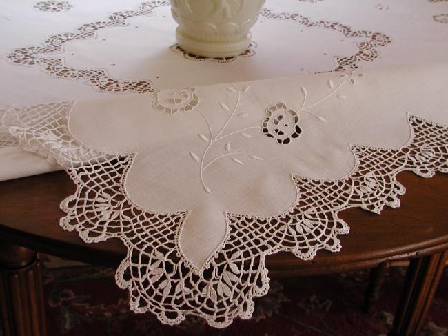 Merveilleuse nappe brodée à la Richelieu et insertions de dentelle de Cluny