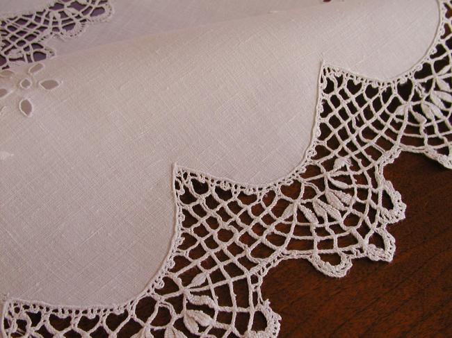 Merveilleuse nappe brodée à la Richelieu et insertions de dentelle de Cluny