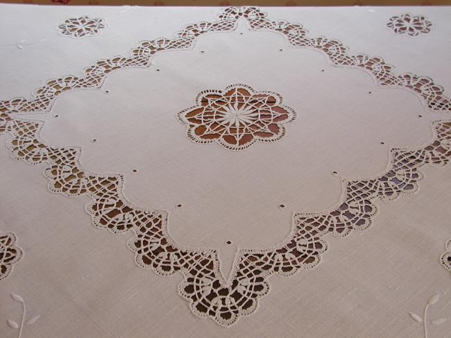 Merveilleuse nappe brodée à la Richelieu et insertions de dentelle de Cluny