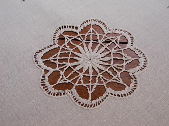 Merveilleuse nappe brodée à la Richelieu et insertions de dentelle de Cluny