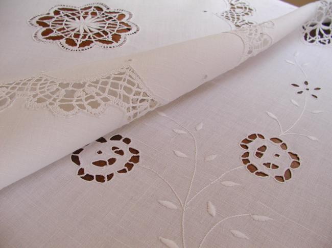 Merveilleuse nappe brodée à la Richelieu et insertions de dentelle de Cluny
