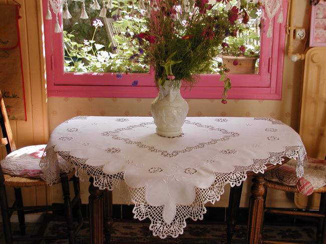 Merveilleuse nappe brodée à la Richelieu et insertions de dentelle de Cluny