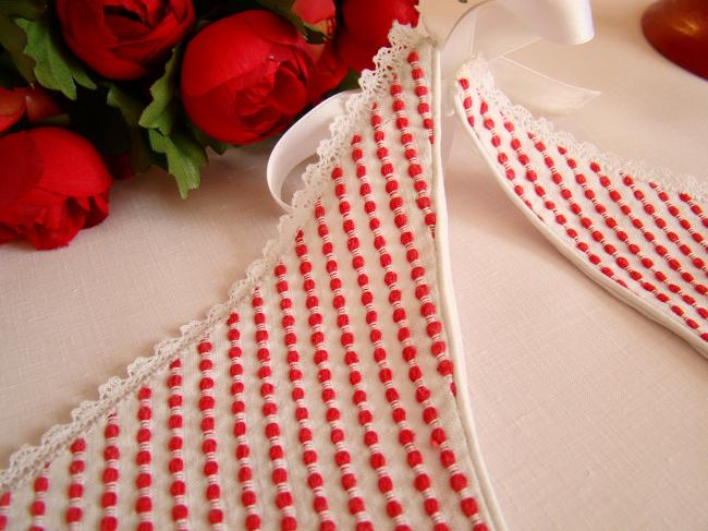 Original bavoir de bébé en rouge et blanc et petites dentelle