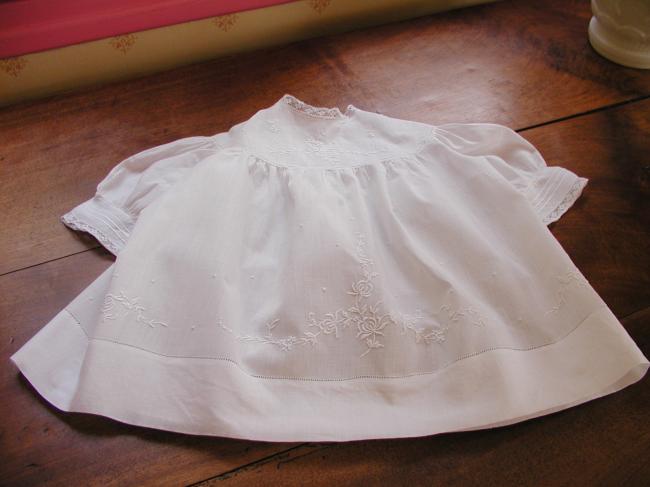 Charmante petite robe de bébé en batiste rebrodée de petites fleurs