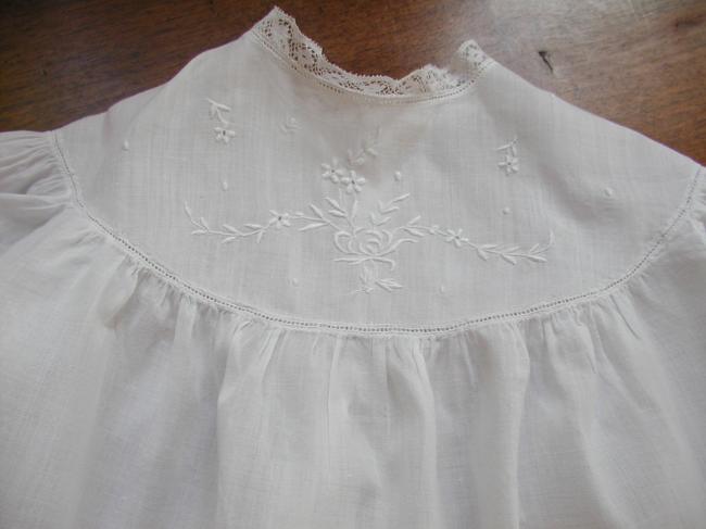 Charmante petite robe de bébé en batiste rebrodée de petites fleurs