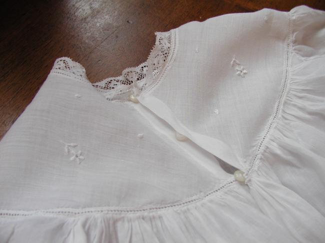 Charmante petite robe de bébé en batiste rebrodée de petites fleurs