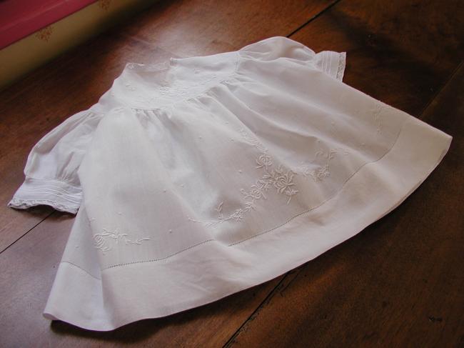 Charmante petite robe de bébé en batiste rebrodée de petites fleurs