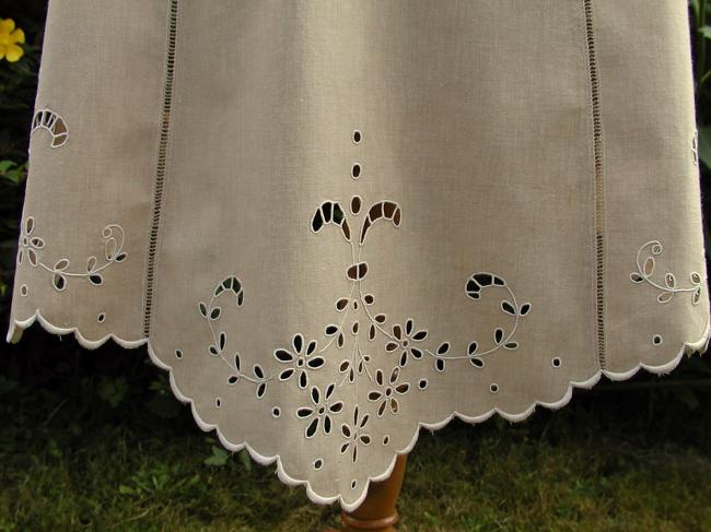 So charming  scalopped and Richelieu embroidered apron in linen 1900