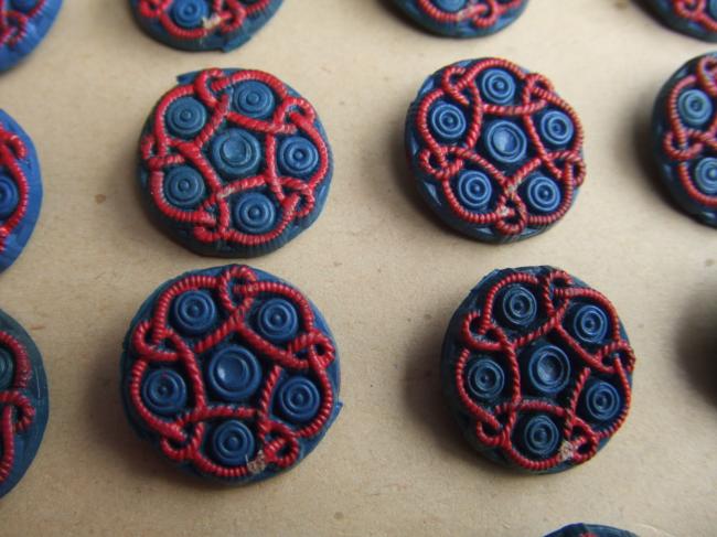 Superbe série de 24 boutons bleu& rouge,  imitation passementerie