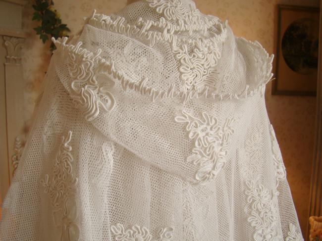 Merveilleux manteau avec cape et bonnet en tulle rebrodé à la soutache 1900