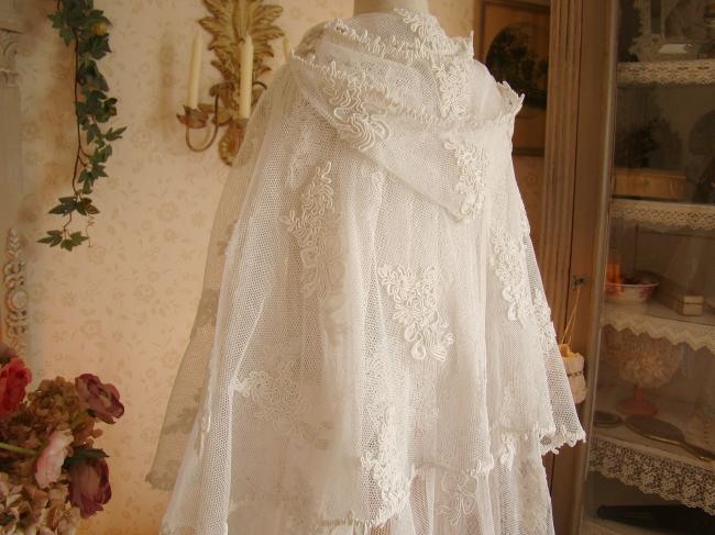 Merveilleux manteau avec cape et bonnet en tulle rebrodé à la soutache 1900