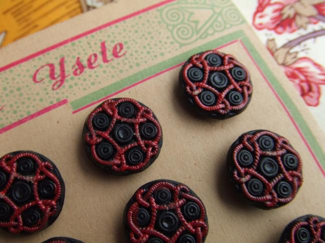 Superbe série de 24 boutons noir & rouge,  imitation passementerie