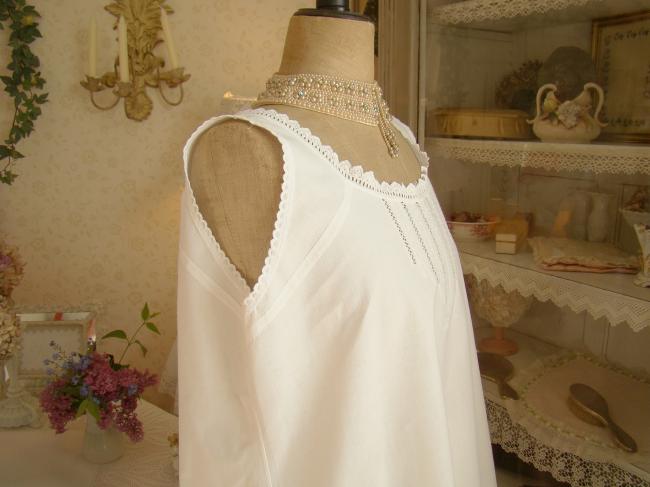 Charmante chemise de nuit ancienne en batiste de coton brodée et monogramme MD