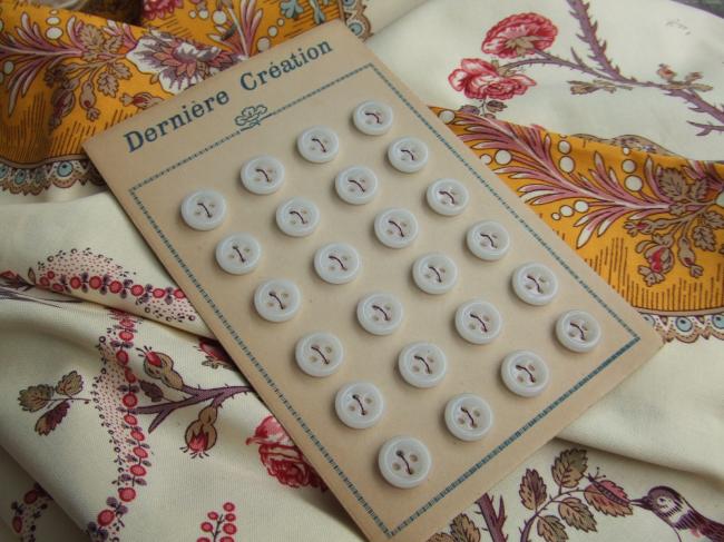 Jolie carte de 24 petits boutons ronds en verre blanc'Dernière Création' 1920-30