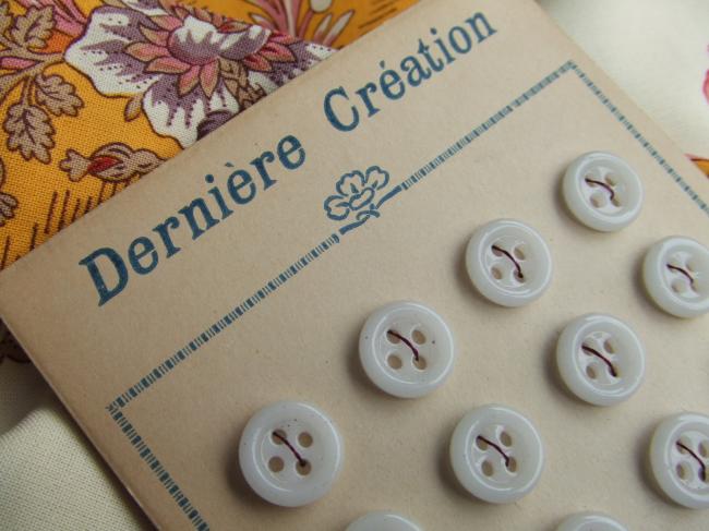 Jolie carte de 24 petits boutons ronds en verre blanc'Dernière Création' 1920-30