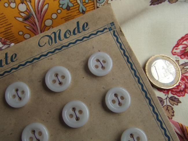 Jolie carte de 24 petits boutons ronds en verre blanc 'Haute Mode' 1920-30