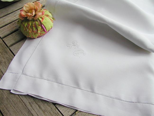 A lovely embroidered pillow case in pure linen with hand-embroidered monogram DE