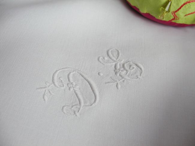 A lovely embroidered pillow case in pure linen with hand-embroidered monogram DE