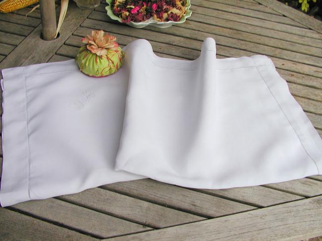 A lovely embroidered pillow case in pure linen with hand-embroidered monogram DE
