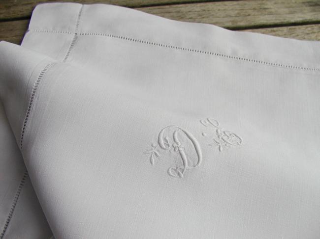 A lovely embroidered pillow case in pure linen with hand-embroidered monogram DE