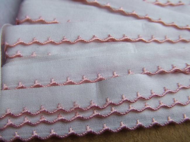 Adorable ancien ruban en coton blanc très fin à feston rose 1950 (largeur 9mm)