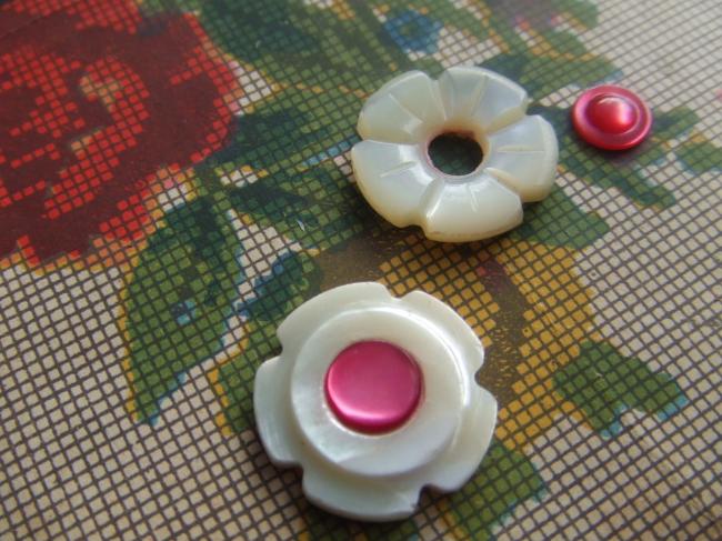 Merveilleux bouton de nacre blanche taillé en fleur avec cabochon rose 1900