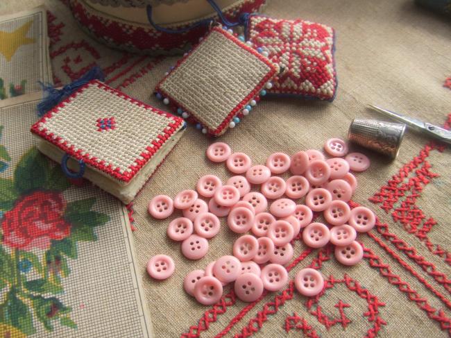 Lot de 30 petits boutons en celluloïd rose bonbon à 4 trous en 12mm de diamètre