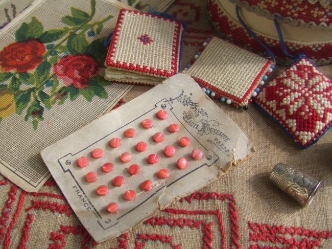 Très rare série de 24 boutons de poupée nacre&sur pied, en rose orangé 1900