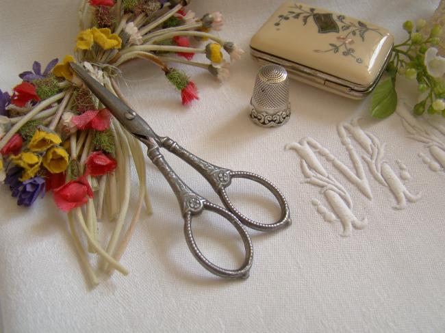 Adorable paire de ciseaux de couturière, modèle Fleurs & perles, 1920-30