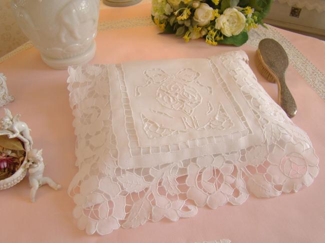 Romantique pochette de lingerie brodée de roses à la Richelieu 1900